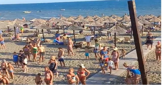 Prizor sa plaže u Ulcinju o kom se priča: Zbog ove pjesma svi stoje mirno 