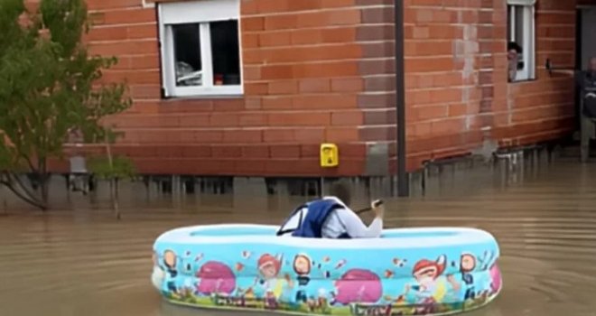 Hit na društvenim mrežama: Muškarac tokom poplava u bazenu veslao do komšije