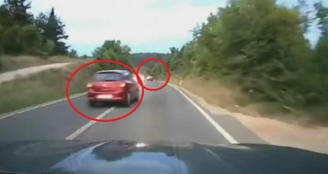 Supruga mu se pokušala osvetiti: Opasnom vožnjom ga htjela oboriti sa motora