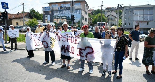 Veliki broj ljudi na protestu pred Tužilaštvom zbog progona branitelja BiH, skandiraju 