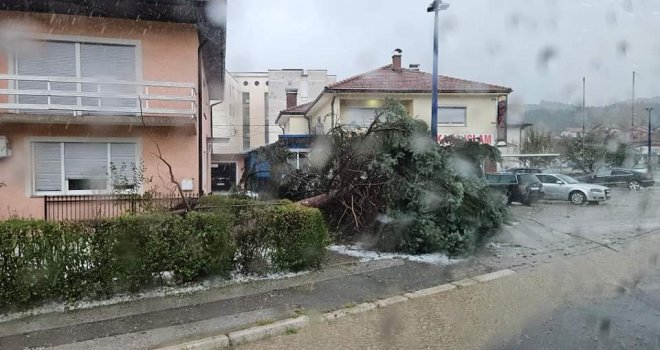 Nezapamćeno olujno nevrijeme pogodilo Bosansku Krupu, nadležne službe izašle na teren