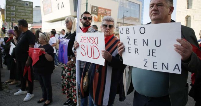 'Niti jedna više! Stop femicidu! Ubio je jer je žena!' poručile su učesnice današnjih protesta protiv nasilja nad ženama 