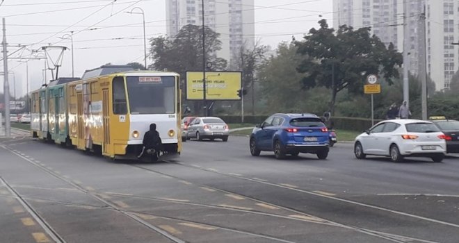 Srednjoškolci se kače na tramvaje i rizukuju živote: Kazni i sankcija nema