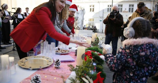 U susret Božiću: Muzika, kolači i kuhano vino ispred Katedrale u Sarajevu
