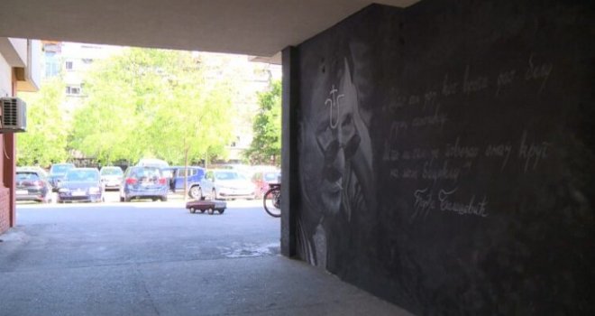 Mural posvećen Balaševiću ponovo išaran šovinističkim grafitima