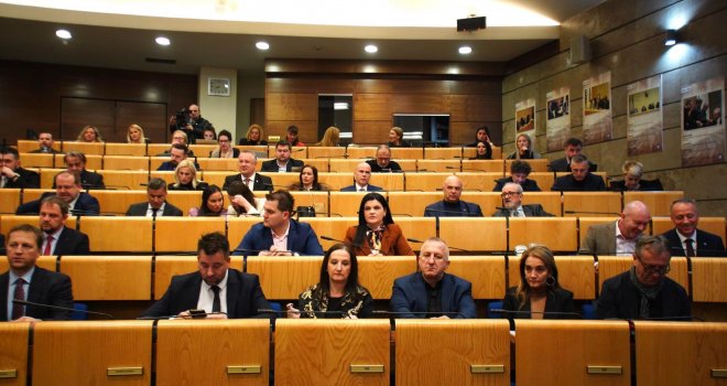 Nakon duge rasprave, utvrđen dnevni red na sjednici Predstavničkog doma
