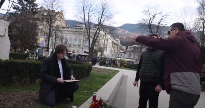 Prolaznik u Sarajevu uništio fotografiju Alekseja Navaljnog postavljenu uz cvijeće i svijeće