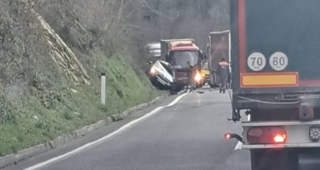 Teška saobraćajna nesreća kod Jajca: Četiri osobe povrijeđene