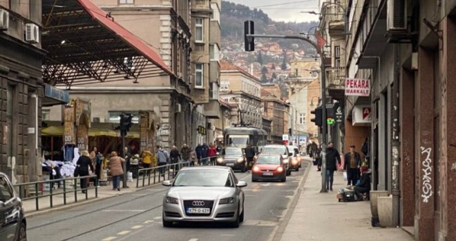 Vozač u centru Sarajeva  'hladno'  blokirao saobraćaj, zaustavio auto i otišao po meso