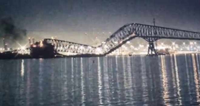 Katastrofa u SAD: Teretni brod udario u most u Baltimoreu i srušio ga, automobili padali u vodu