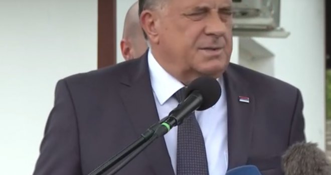 Dodik reagirao na žene koje su razvile zastavu sa ljiljanima: Takvima u Banjoj Luci nema mjesta!