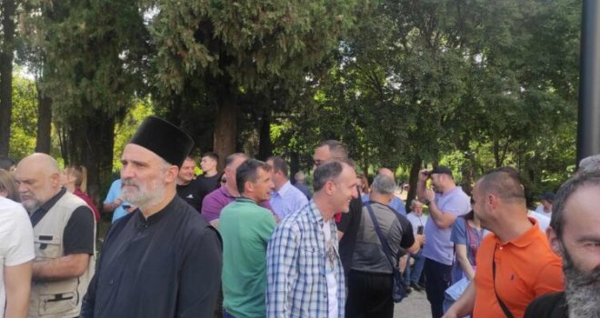 Crnogorci se okupili ispred zgrade Vlade da prate glasanje o rezoluciji u Srebrenici