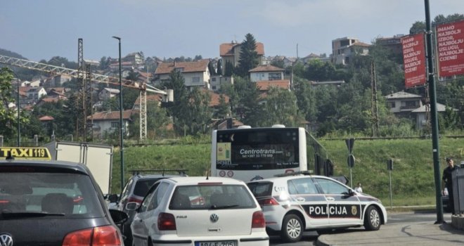 Autobus udario pješaka, stvorila se velika gužva