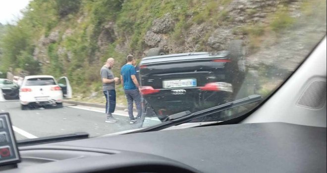 Teška nesreća na putu Mostar - Jablanica: Ima povrijeđenih, automobil završio na krovu