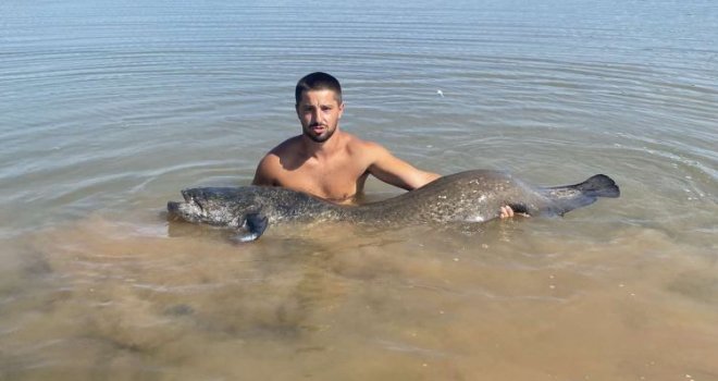 Mladi Hercegovac, nakon dugotrajne borbe, iz jezera izvukao monstruma od 50 kg