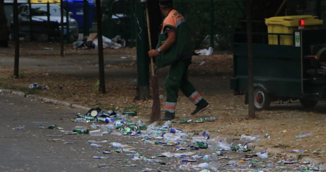 Vilsonovo šetalište dočekalo jutro zatrpano smećem, iz KJKP Rad poručili: 'Neće radnici čekati...'