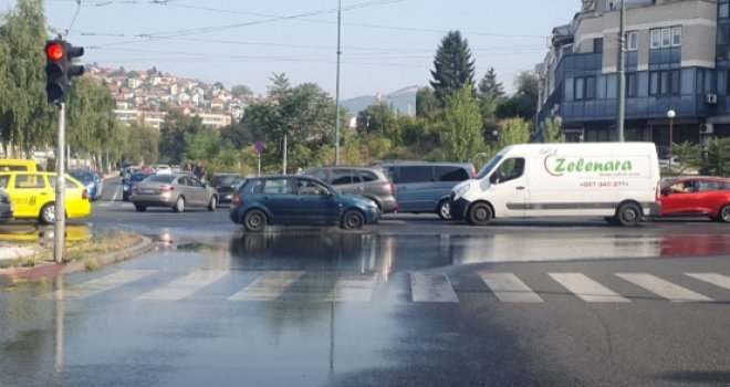 Nevjerovatne scene: Redukcije vode u Sarajevu, a voda šiklja ulicama