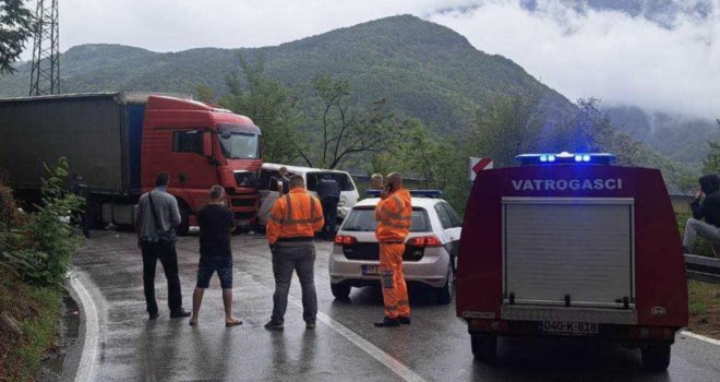 Saobraćajni kolaps na bh. putu: Žestok sudar kamiona i kombija, obustavljen saobraćaj