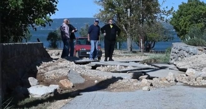 Razorno nevrijeme u Dalmaciji ostavilo pustoš iza sebe: Digao se asfalt, uništena plaža, voda ušla u kuće...