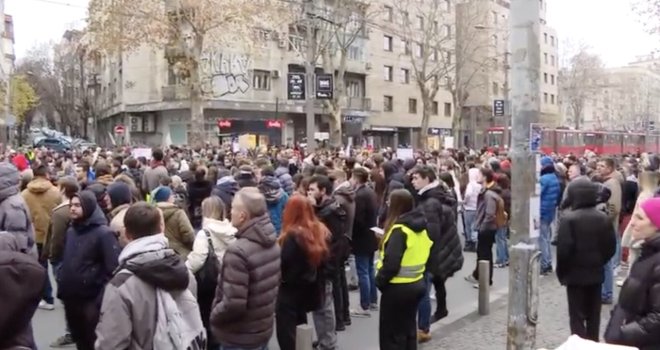 Više hiljada ljudi na skupu podrške studentima u Novom Sadu: 'Ruke su vam krvave! Odgovarat ćete'