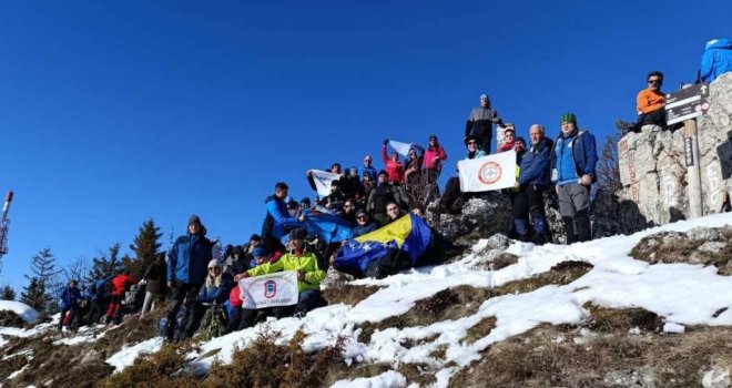 Lijepa tradicija održana i ove godine: Novogodišnji uspon na vrh Trebevića okupio sedamdesetak planinara