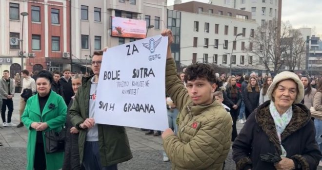 Hiljade tuzlanskih studenata, građana, penzionera i učenika na protestima zbog poskupljenja gradskog prijevoza