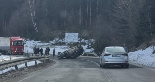 Nove jezive scene na bh. putevima: Automobil završio na krovu, ima povrijeđenih