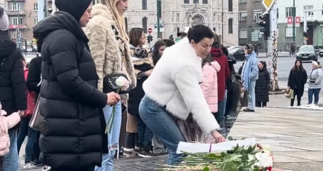 I građani Sarajeva opraštaju se od Inele Selimović i njenog sina, okupili se ispred Parlamenta BiH