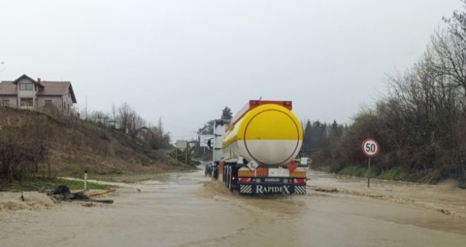 Haos na putevima u BiH: Ulice poplavljene, vozači jedva voze