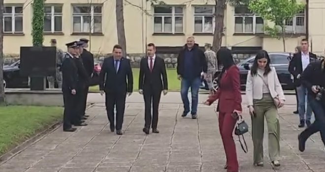 Uprkos Helezovom naređenju: Dodik,  Višković i Stevandić stigli u u kasarnu  Kozara