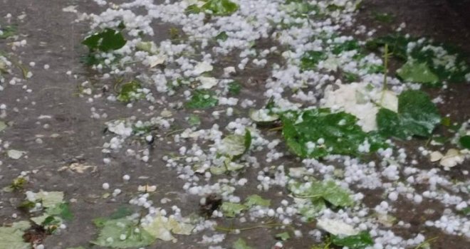 Snažno nevrijeme pogodilo dijelove BiH: Led veličine lješnika prekrio ulice