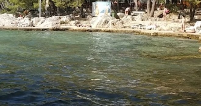 Pred vrhunac sezone: Goste plaže na Jadranu dočekao neugodan 'miris'