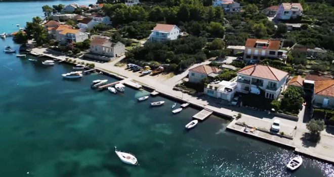 Drama na Jadranu: Porodila se i ostavila bebu ispred apartmana na Korčuli, dijete hitno smješteno u bolnicu