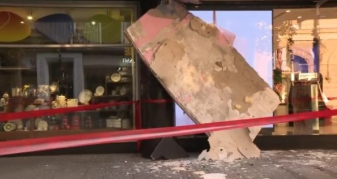 U centru Beograda obrušio se plafon nadstrešnice! Ogromna betonska ploča visi u sred Knez Mihailovoj ulice