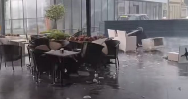 Nevrijeme stiglo i u BiH: Vjetar u Bihaću nosi sve pred sobom