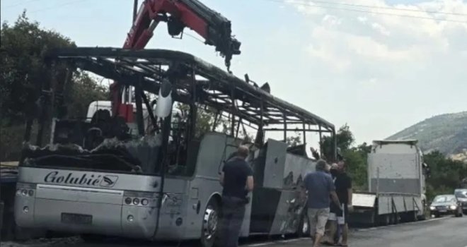 Dratamično u Crnoj Gori: Vatra 'progutala' autobus iz BiH