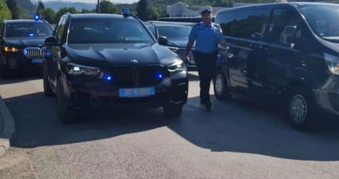 Incident: Oštećeno Schmidtovo službeno vozilo, MUP RS tražio da ga pomjere zbog gužve