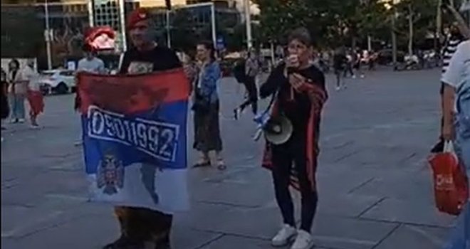 U Beogradu odata počast žrtvama genocida u Srebrenici: Muškarac sa Mladićevom slikom na majici provocirao