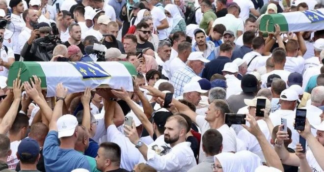 Hiljade ljudi klanjalo dženazu žrtvama genocida u Srebrenici