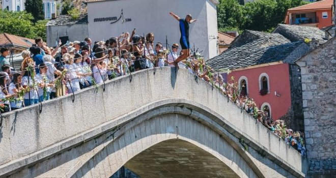 Skok sa Starog mosta bez aplauza: Mostar odao počast žrtvama genocida u Srebrenici