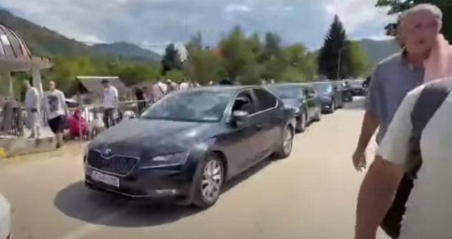 Mještani Potočara ponovo ostaju sami: Delegacije napuštaju Memorijalni centar nakon ukopa sedam žrtava genocida