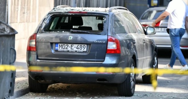 Fasada se obrušila na automobil u centru Sarajeva: Ulica zatvorena za saobraćaj
