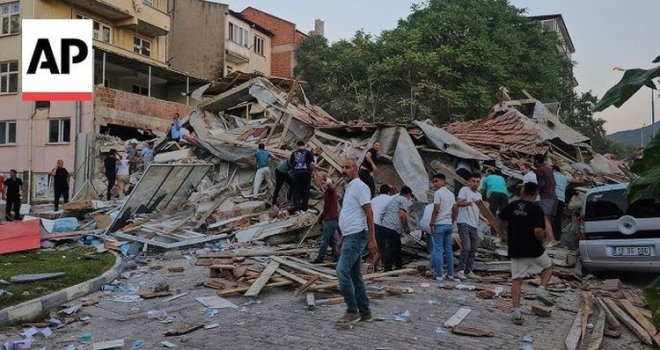Razoran zemljotres pogodio Tursku: Poginula jedna osoba, 29 povrijeđeno, srušilo se 16 zgrada