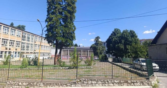 Dok se ljekari bore za život dječaka: Određen pritvor maloljetniku zbog pokušaja ubistva u dvorištu škole 'Kreka'
