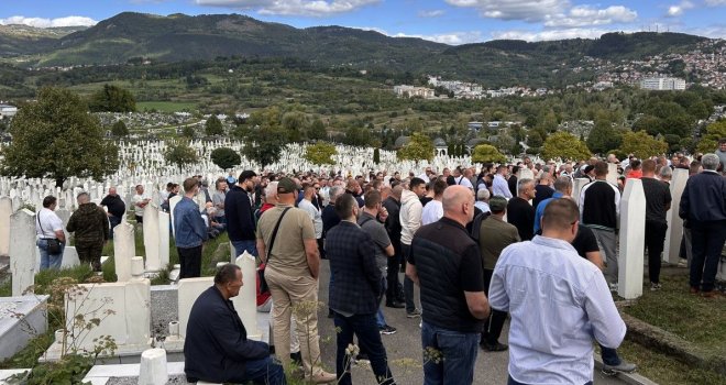 Rijeka ljudi na groblju Bare: Klanjana dženaza mladoj Adni, kojoj je pozlilo na vlastitoj svadbi