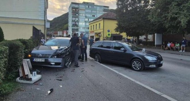 Bahati vozač izazvao tešku nesreću u Goraždu, pa napao policajce: Hapsili ga uz pomoć građana