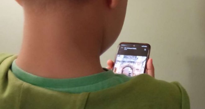 U Federaciji neće zabraniti mobitele u školama: Odluka ostaje na kantonima i školskim aktima