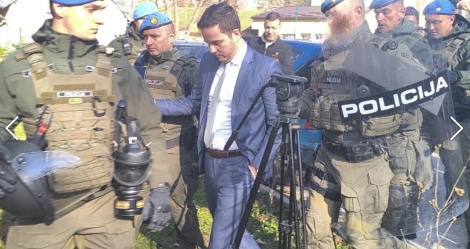 Građani mu ne daju mira: Oko premijera KS policija morala formirati živi štit, prate ga u stopu