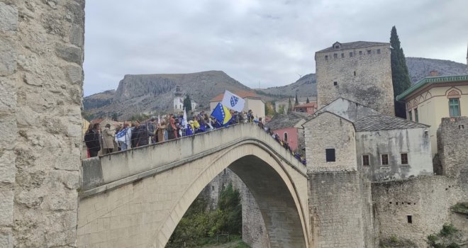 Obilježena 32. godišnjica rušenja Starog mosta: Zvuci sirene, ljiljani u Neretvi i skok bez aplauza