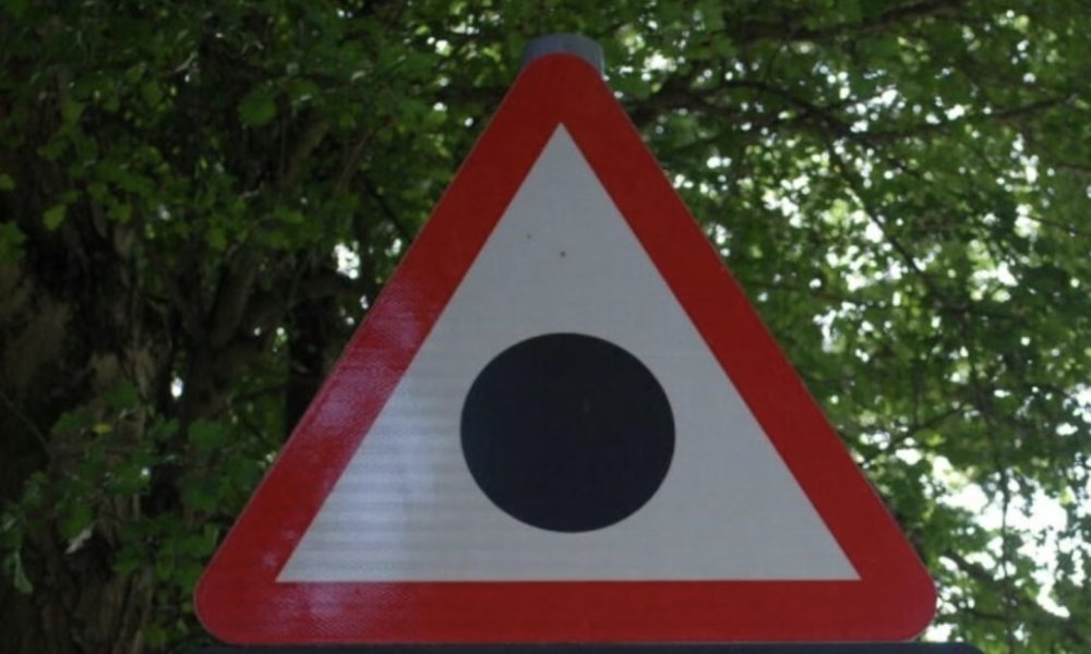 saobracajni-znak-crna-tacka